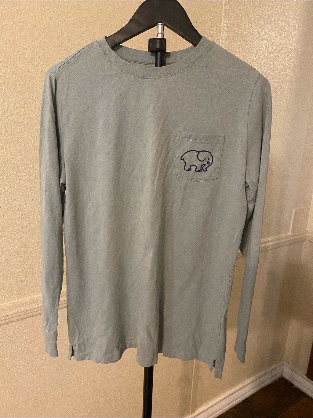 Ivory Ella Men's Seafoam Long-Sleeve Pocket Tee With Elephant Outline